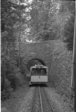 Zug der Elektrischen Bahn Brunnen-Morschach-Axenstein (BrMB) mit Personenwagen B2 5 und Lokomotive He 2/2 2 vor Kehr