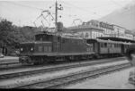 Lokomotive HGe 4/4 15 der Compagnie du chemin de fer Brigue-Viège-Zermatt (BVZ) vor Reisezug in Brig