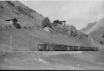 Zug der Compagnie du chemin de fer Brigue-Viège-Zermatt (BVZ) mit Triebwagen ABFe 6/6 2032, Personenwagen der Serie A4 2053 ... 2064, Plattformwagen und einem Gepäck-/Postwagen bei Zermatt