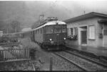 Extrazug der Schweizerischen Bundesbahnen (SBB) mit Lokomotive Re 4/4 I 10038 und Einheitswagen Typs I in Thalbrücke