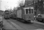 Triebwagen Be 2/2 1215 und Xe 2/2 1930 der Verkehrsbetriebe der Stadt Zürich (VBZ) mit Testfahrzeug des Gelenktriebwagens Be 4/4 401 der Städtischen Verkehrsbetriebe Bern (SVB) in Zürich