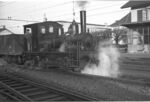 Werklok 4 (SLM 1267/1900) der Gesellschaft der Ludw. von Roll'schen Eisenwerke A.G. mit einem Güterwagen in Gerlafingen