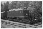 Lokomotive Ge 4/4 II 611 der Rhätischen Bahn (RhB) auf Rollschemel Uaai 31 85 989 0 300-9 der Schweizerischen Bundesbahnen (SBB) in Igis