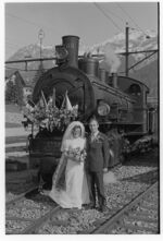 Brautpaar vor Dampflokomotive G 4/5 108 der Rhätischen Bahn (RhB) in Klosters