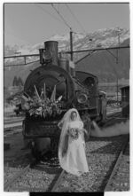 Braut vor Dampflokomotive G 4/5 108 der Rhätischen Bahn (RhB) in Klosters