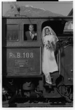 Brautpaar im Führerstand von Dampflokomotive G 4/5 108 der Rhätischen Bahn (RhB) in Klosters