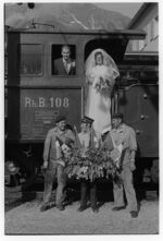 Brautpaar im Führerstand mit Lokmannschaft von Dampflokomotive G 4/5 108 der Rhätischen Bahn (RhB) in Klosters