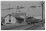 SGEG DH A SWN135 1007-22: Reisezug der Schweizerischen Bundesbahnen (SBB) mit Lokomotive Ae 3/6 II 10453 in Oberentfelden