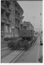 Triebwagen Be 2/2 81 der Compagnie du Chemin de Fer de Martigny au Châtelard (MC) auf Rollschemel Uai 31 85 929 0 705-5 der Schweizerischen Bundesbahnen (SBB)