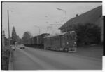 Güterzug der Wynental- und Suhrentalbahn (WSB) mit Triebwagen De 4/4 17 und Güterwagen der Schweizerische Bundesbahnen (SBB) auf Rollböcken in Muhen
