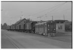 Güterzug der Wynental- und Suhrentalbahn (WSB) mit Triebwagen De 4/4 17 und Güterwagen der Schweizerische Bundesbahnen (SBB) auf Rollböcken in Muhen