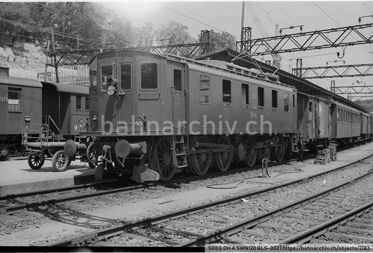 SGEG DH A SWN120 BLS-002: Lokomotive Ce 6/6 121 der Bern-Neuenburg-Bahn (BN) mit Reisezug in Bern