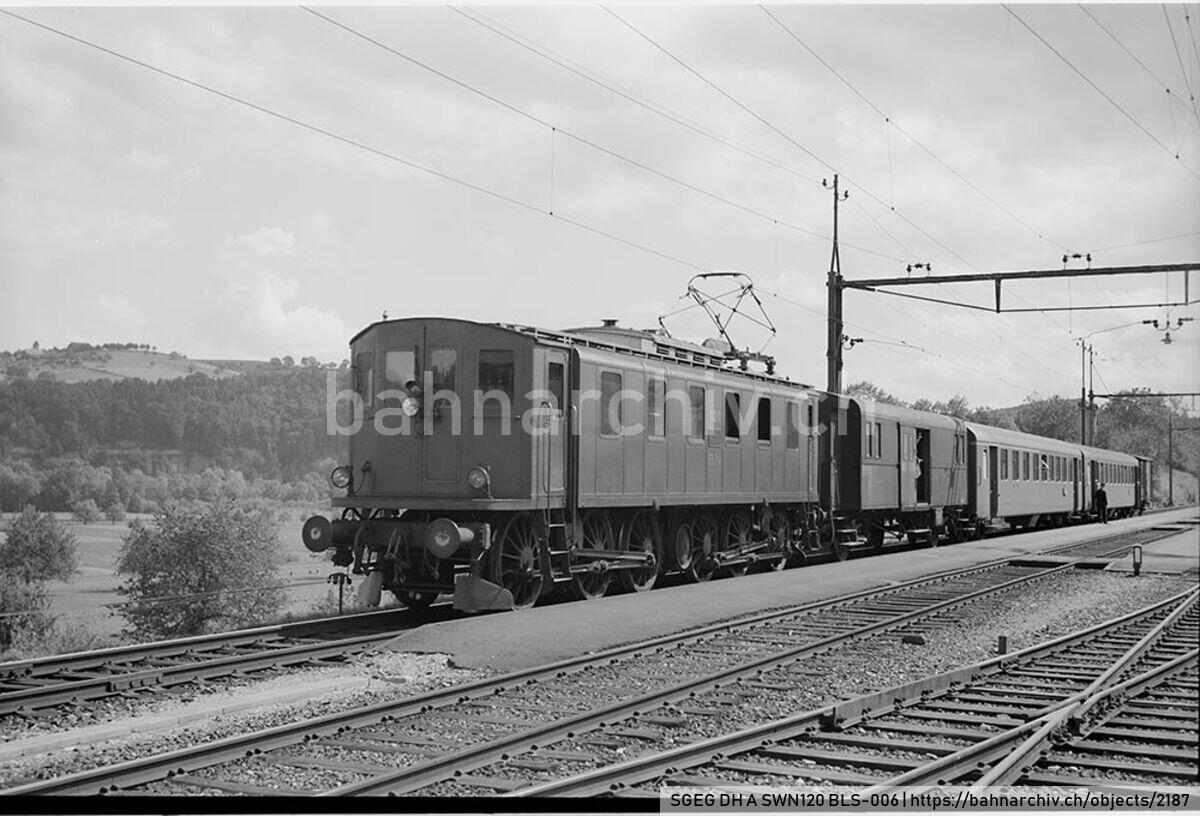 SGEG DH A SWN120 BLS-006: Personenzug der Bern-Neuenburg-Bahn (BN) mit Lokomotive Ce 6/6 121 in Gümmenen