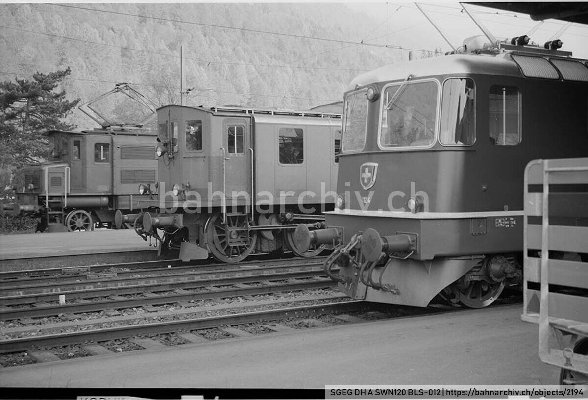 SGEG DH A SWN120 BLS-012: Lokomotive der Serie Ae 4/7 der Schweizerischen Bundesbahnen (SBB) sowie die Lokomotiven Ce 6/6 121 der Bern-Neuenburg-Bahn (BN) mit Dienstzug und Re 4/4 II 11124 der SBB mit Schnellzug in Interlaken Ost