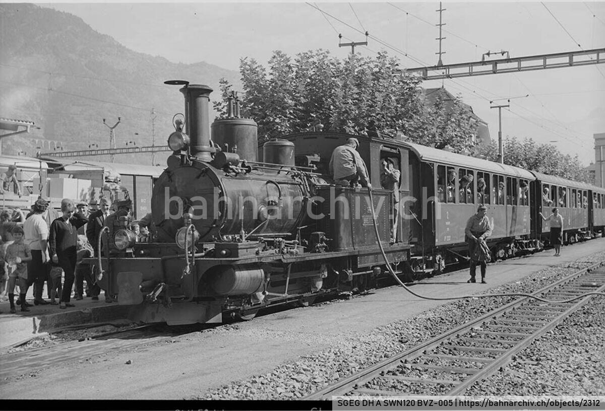 SGEG DH A SWN120 BVZ-005: Dampflokomotive HG 2/3 7 "Breithorn" vor Extrazug der Compagnie du chemin de fer Brigue-Viège-Zermatt (BVZ) mit Plattformwagen B 2233 und zwei 1./2. Klasse-Personenwagen in Visp