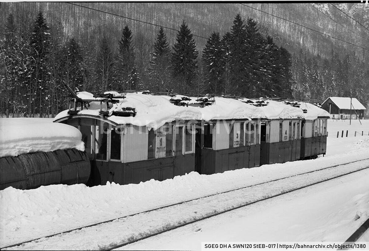 SGEG DH A SWN120 StEB-017: Dienstwagen und Zahnradlokomotiven HGe 2/2 der Elektrischen Bahn Standsstad-Engelberg (StEB) in Engelberg