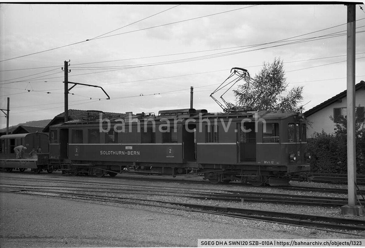 SGEG DH A SWN120 SZB-010A: Triebwagen BDe 4/4 12 der Solothurn-Zollikofen-Bern-Bahn (SZB) mit Güterwagen M 143 und K 105 in Bätterkinden