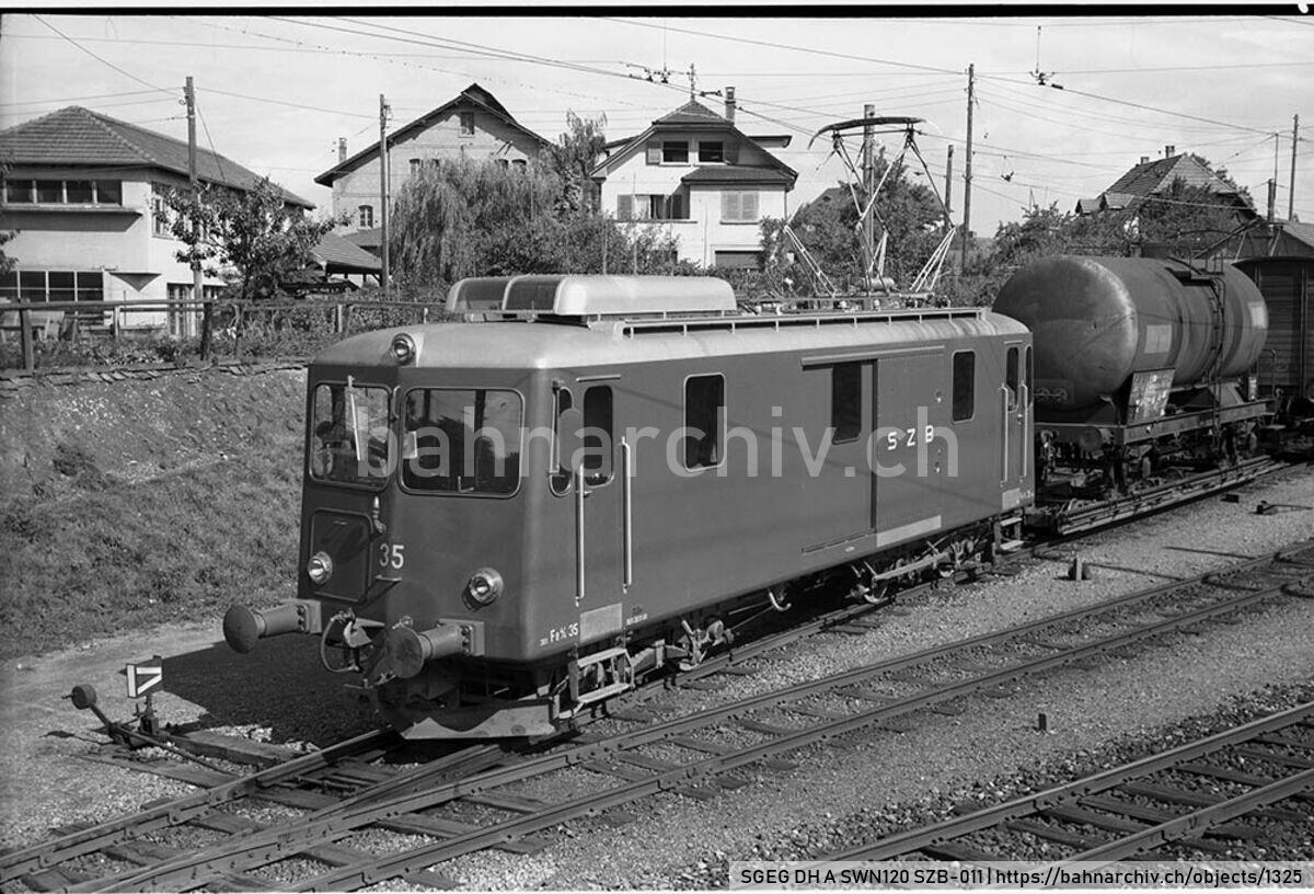 SGEG DH A SWN120 SZB-011: Triebwagen De 4/4 35 der Solothurn-Zollikofen-Bern-Bahn (SZB) mit Normalspur-Güterwagen auf Rollschemeln in Bolligen