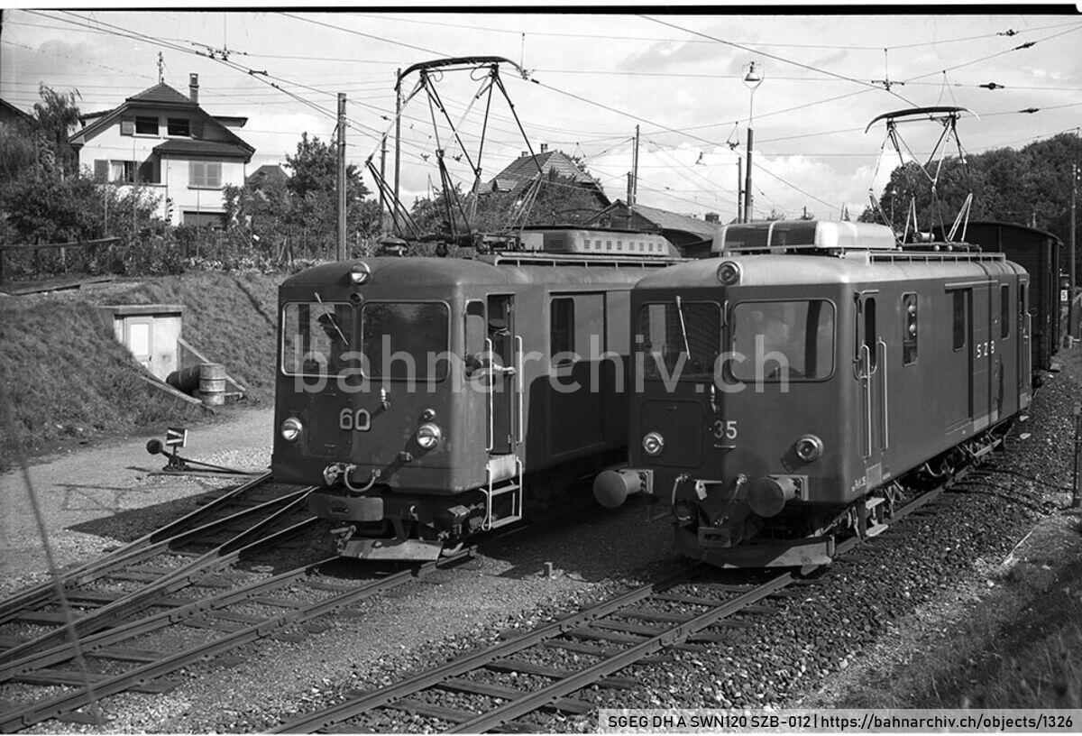 SGEG DH A SWN120 SZB-012: Triebwagen De 4/4 60 und De 4/4 35 der Solothurn-Zollikofen-Bern-Bahn (SZB) mit Normalspur-Güterwagen auf Rollschemeln in Bolligen