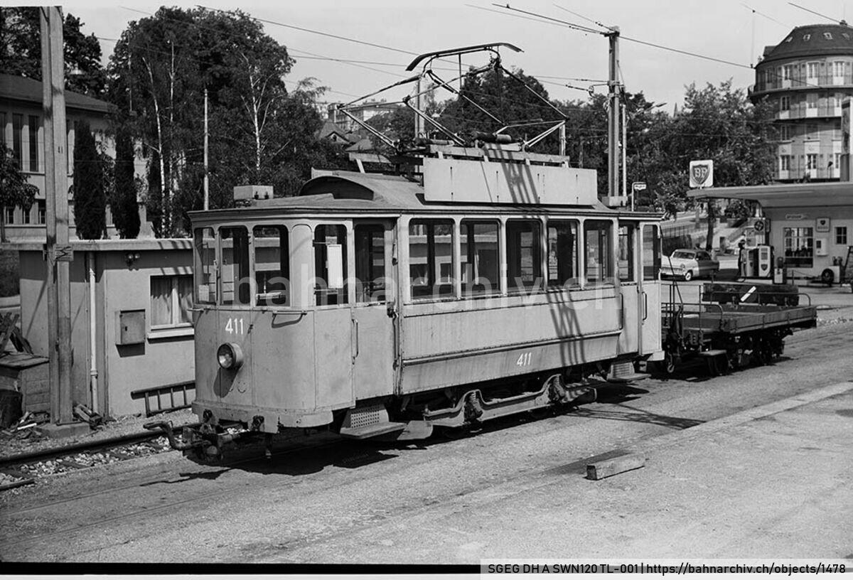 SGEG DH A SWN120 TL-001: Traktor Te 2/2 411 der Société des tramways lausannois (TL) mit Güterwagen der Compagnie du chemin de fer Lausanne-Echallens-Bercher (LEB) in Lausanne
