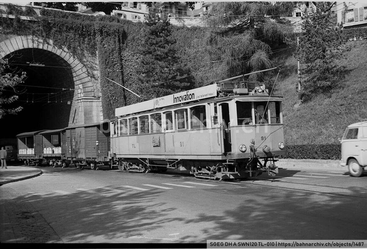SGEG DH A SWN120 TL-010: Güterzug der Société des tramways lausannois (TL) mit Triebwagen BFe 4/4 91 und Güterwagen K 511 sowie Niederbordwagen der Serie O 351 - 356 in Lausanne