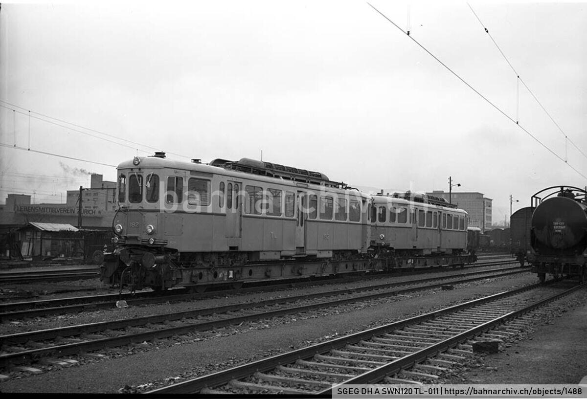 SGEG DH A SWN120 TL-011: Triebwagen BFZe 4/4 192 und BFZe 4/4 191 der Société des tramways lausannois (TL) auf Rollschemeln der Schweizerischen Bundesbahnen (SBB) in Zürich