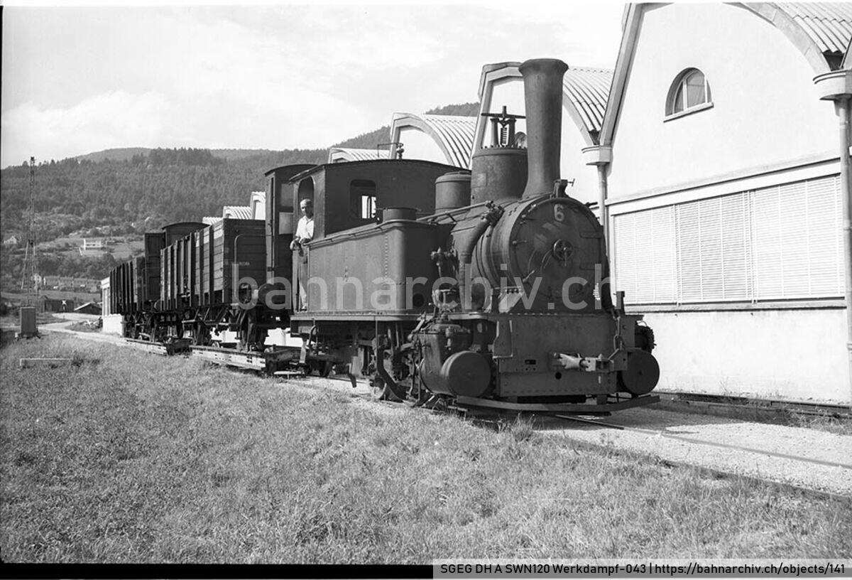 SGEG DH A SWN120 Werkdampf-043: Werklok 6'' (SLM 1341/1901) der Renfer AG mit Güterwagen auf Rollschemel in Biel (BE)