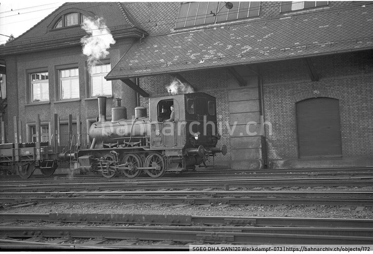SGEG DH A SWN120 Werkdampf-073: Werklok 16 (SLM 1220/1899) der Gesellschaft der Ludw. von Roll'schen Eisenwerke A.G. mit einem Güterwagen in Gerlafingen