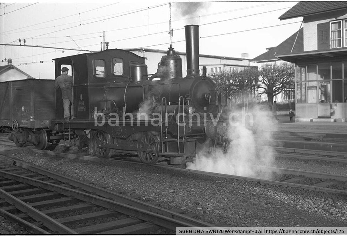 SGEG DH A SWN120 Werkdampf-076: Werklok 4 (SLM 1267/1900) der Gesellschaft der Ludw. von Roll'schen Eisenwerke A.G. mit einem Güterwagen in Gerlafingen