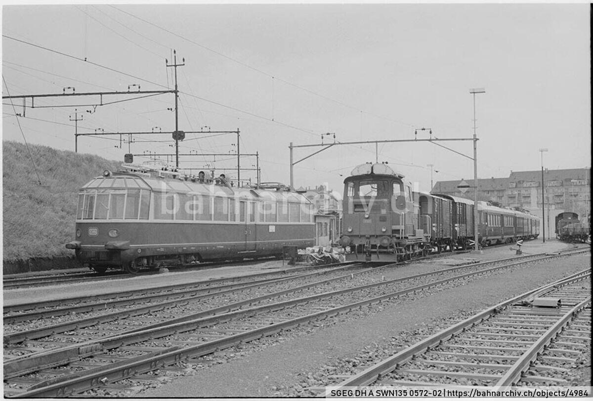 SGEG DH A SWN135 0572-02: Triebwagen ET91 01 der Deutschen Bundesbahn (DB), Diesellokomotive Em 3/3 18806 der Schweizerischen Bundesbahnen (SBB) und Triebzug RABDe 12/12 1112 der SBB in Zürich Hauptbahnhof