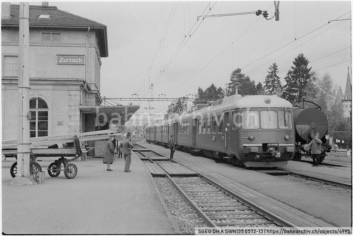 SGEG DH A SWN135 0572-13: Triebzug RABDe 12/12 1120 der Schweizerischen Bundesbahnen (SBB) als Badezug 13727 in Zurzach