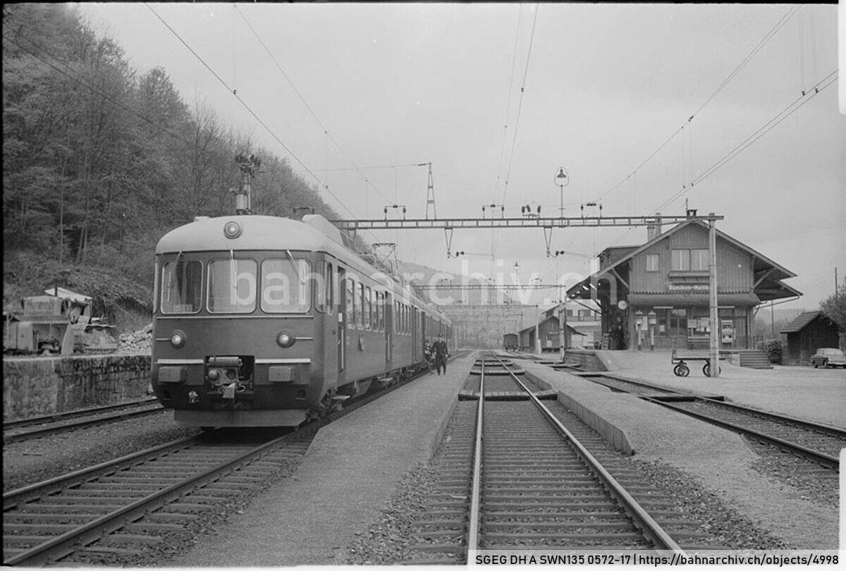 SGEG DH A SWN135 0572-17: Triebzug RABDe 12/12 1120 der Schweizerischen Bundesbahnen (SBB) als Zug 2853 in Rümikon-Mellikon
