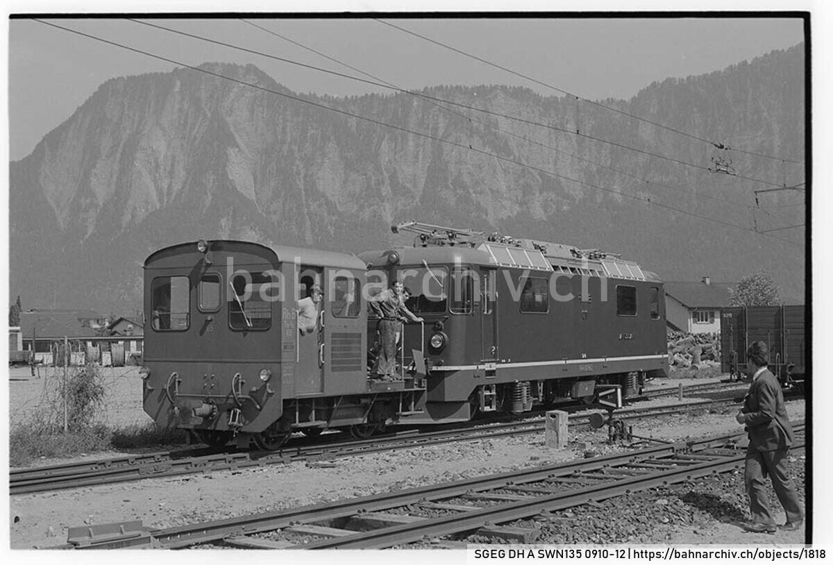 SGEG DH A SWN135 0910-12: Verschub der Lokomotive Ge 4/4 II 611 der Rhätischen Bahn (RhB) mit Traktor Tm 65 in Igis