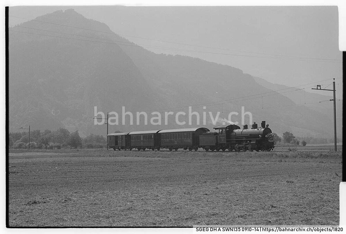 SGEG DH A SWN135 0910-14: Extrazug der Rhätischen Bahn (RhB) mit Dampflokomotive G 4/5 108, Personenwagen B2 2060 und A2 1102 sowie Gepäckwagen D2 4052 zwischen Igis und Malans