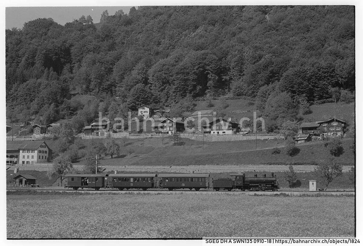 SGEG DH A SWN135 0910-18: Extrazug der Rhätischen Bahn (RhB) mit Dampflokomotive G 4/5 108, Personenwagen B2 2060 und A2 1102 sowie Gepäckwagen D2 4052 zwischen Schiers und Furna