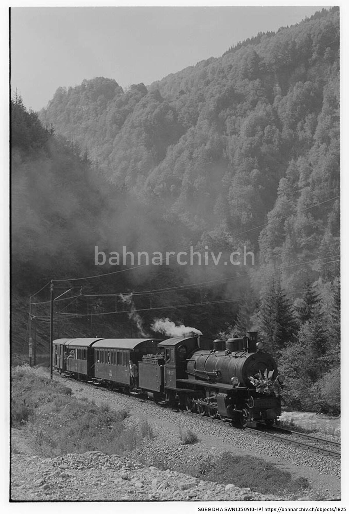 SGEG DH A SWN135 0910-19: Extrazug der Rhätischen Bahn (RhB) mit Dampflokomotive G 4/5 108, Personenwagen B2 2060 und A2 1102 sowie Gepäckwagen D2 4052 zwischen Fideris und Küblis