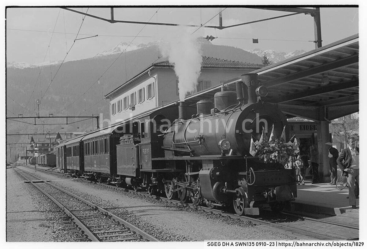 SGEG DH A SWN135 0910-23: Extrazug der Rhätischen Bahn (RhB) mit Dampflokomotive G 4/5 108, Personenwagen B2 2060 und A2 1102 sowie Gepäckwagen D2 4052 in Klosters