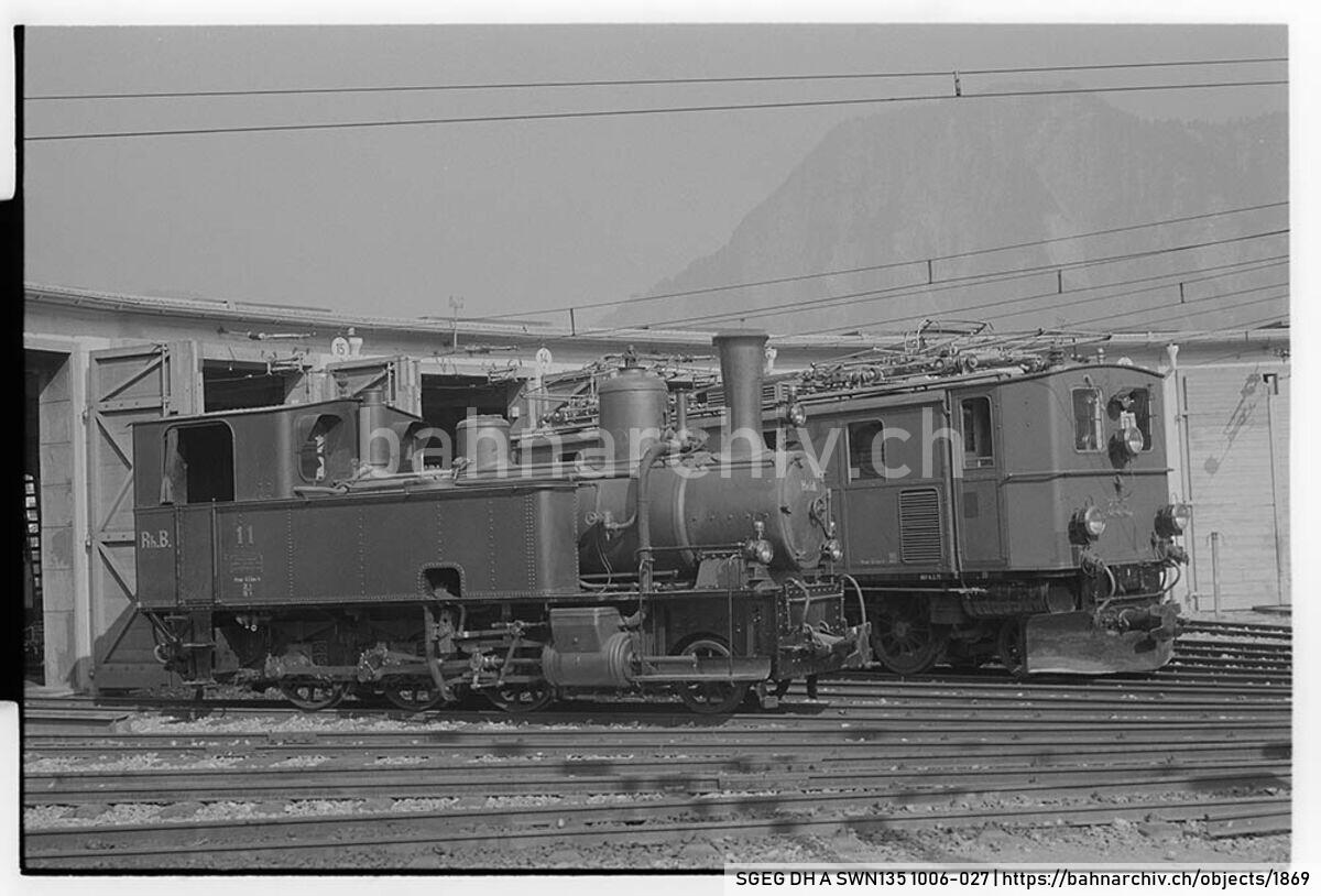 SGEG DH A SWN135 1006-027: Die Lokomotiven G 3/4 11 "Heidi" und Ge 4/6 355 der Rhätischen Bahn (RhB) in Igis