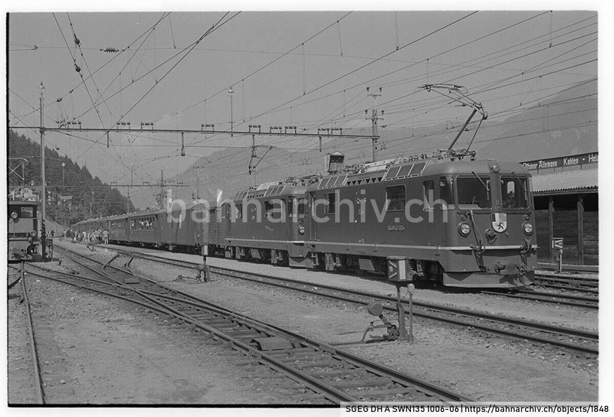 SGEG DH A SWN135 1006-06: Schnellzug der Rhätischen Bahn (RhB) mit den Lokomotiven Ge 4/4 II 615 und Ge 4/4 II 616 in Vielfachsteuerung in Thusis
