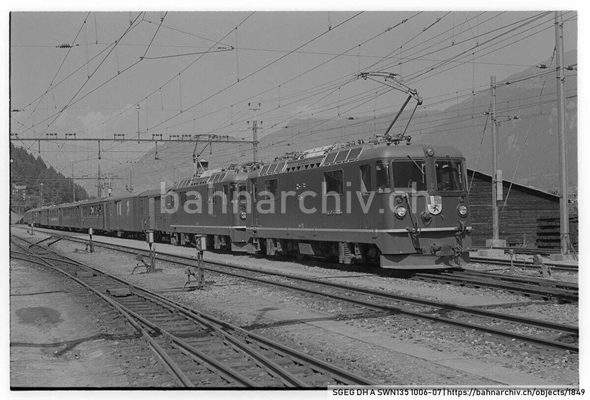 SGEG DH A SWN135 1006-07: Schnellzug der Rhätischen Bahn (RhB) mit den Lokomotiven Ge 4/4 II 615 und Ge 4/4 II 616 in Vielfachsteuerung in Thusis