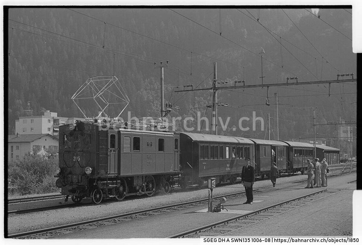 SGEG DH A SWN135 1006-08: Zug der Rhätischen Bahn (RhB) mit Lokomotive Ge 2/4 205, Personenwagen B2 2060, Gepäckwagen D2 4052 und Personenwagen A2 1102 in Thusis