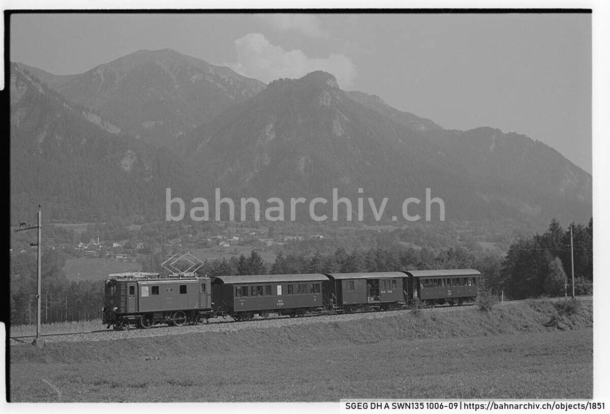 SGEG DH A SWN135 1006-09: Zug der Rhätischen Bahn (RhB) mit Lokomotive Ge 2/4 205, Personenwagen B2 2060, Gepäckwagen D2 4052 und Personenwagen A2 1102