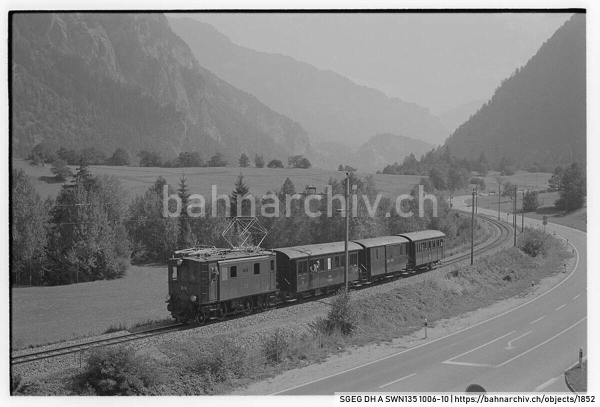 SGEG DH A SWN135 1006-10: Zug der Rhätischen Bahn (RhB) mit Lokomotive Ge 2/4 205, Personenwagen B2 2060, Gepäckwagen D2 4052 und Personenwagen A2 1102