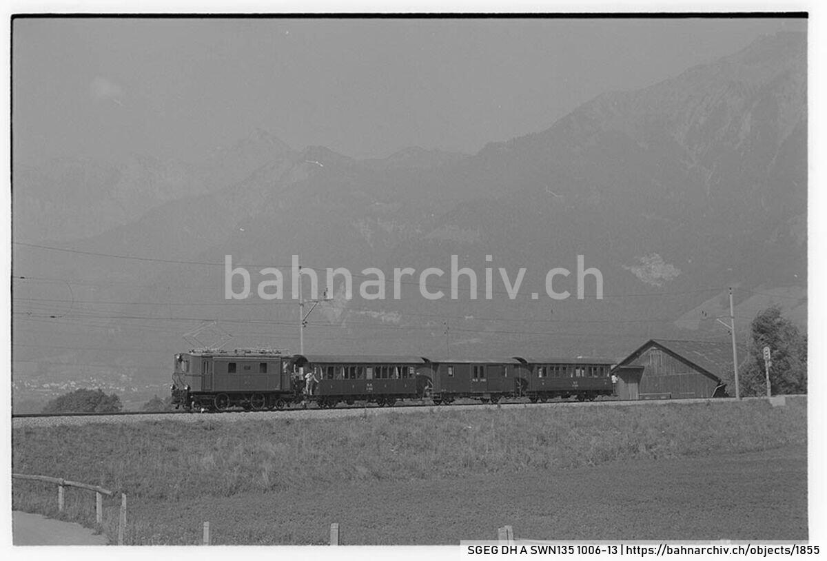 SGEG DH A SWN135 1006-13: Zug der Rhätischen Bahn (RhB) mit Lokomotive Ge 2/4 205, Personenwagen A2 1102, Gepäckwagen D2 4052 und Personenwagen B2 2060  in Malans