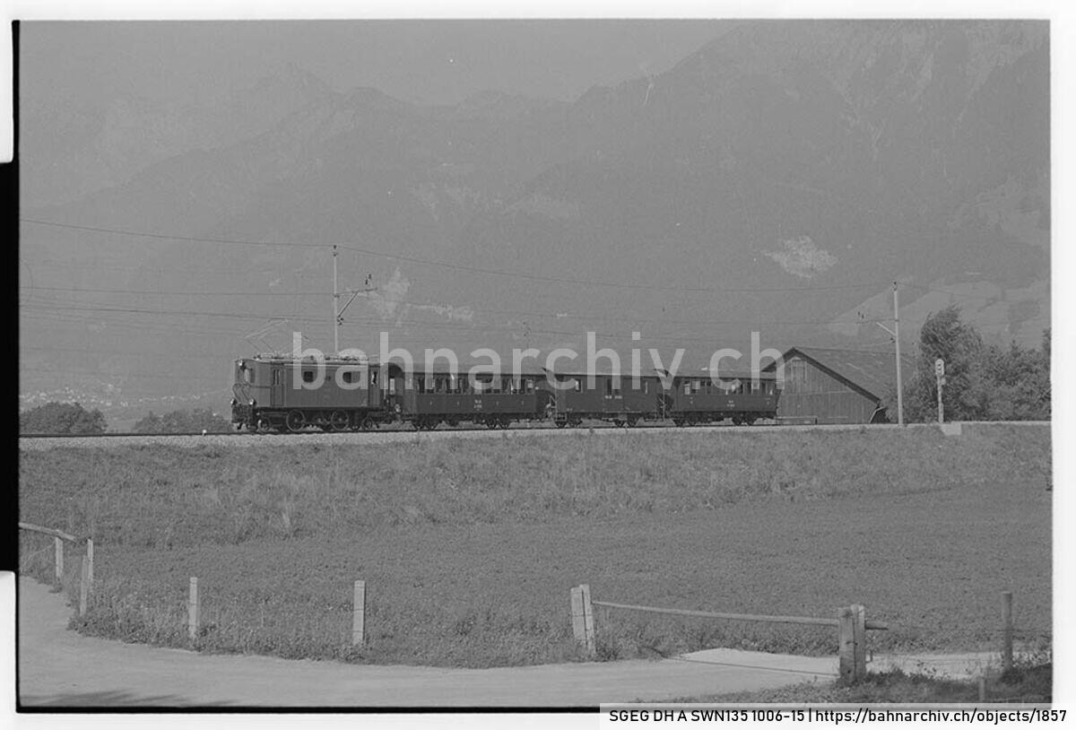 SGEG DH A SWN135 1006-15: Zug der Rhätischen Bahn (RhB) mit Lokomotive Ge 2/4 205, Personenwagen A2 1102, Gepäckwagen D2 4052 und Personenwagen B2 2060  in Malans