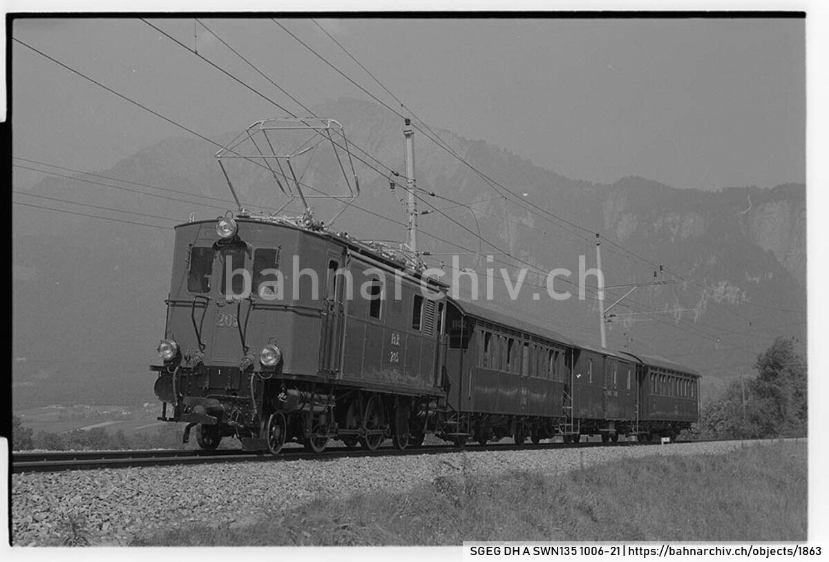 SGEG DH A SWN135 1006-21: Zug der Rhätischen Bahn (RhB) mit Lokomotive Ge 2/4 205, Personenwagen A2 1102, Gepäckwagen D2 4052 und Personenwagen B2 2060  in Malans