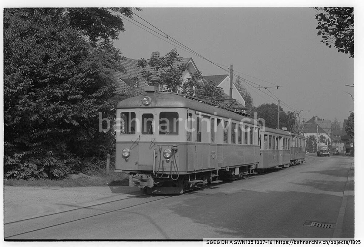 SGEG DH A SWN135 1007-16: Zug der Wynental- und Suhrentalbahn (WSB) mit Triebwagen Be 4/4 5, einem Personenwagen der Serie B 36 - 38 und Triebwagen BDe 4/4 18 in Oberentfelden