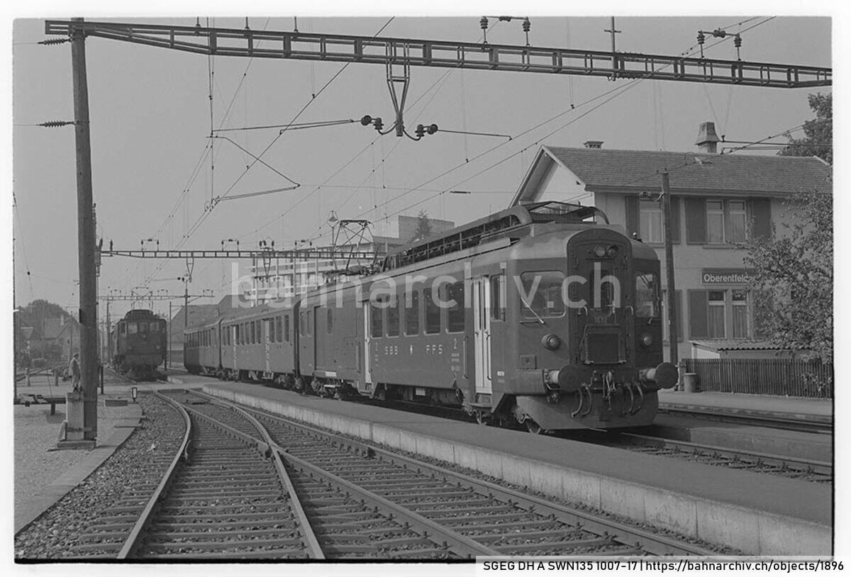 SGEG DH A SWN135 1007-17: Zug der Schweizerischen Bundesbahnen (SBB) mit Triebwagen BDe 4/4 1632 und zwei Reisezugwagen in Oberentfelden