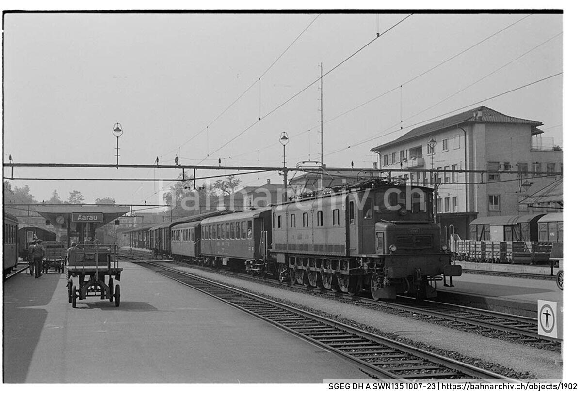 SGEG DH A SWN135 1007-23: Gemischter Zug der Schweizerischen Bundesbahnen (SBB) mit Lokomotive Ae 4/7 11005 in Aarau
