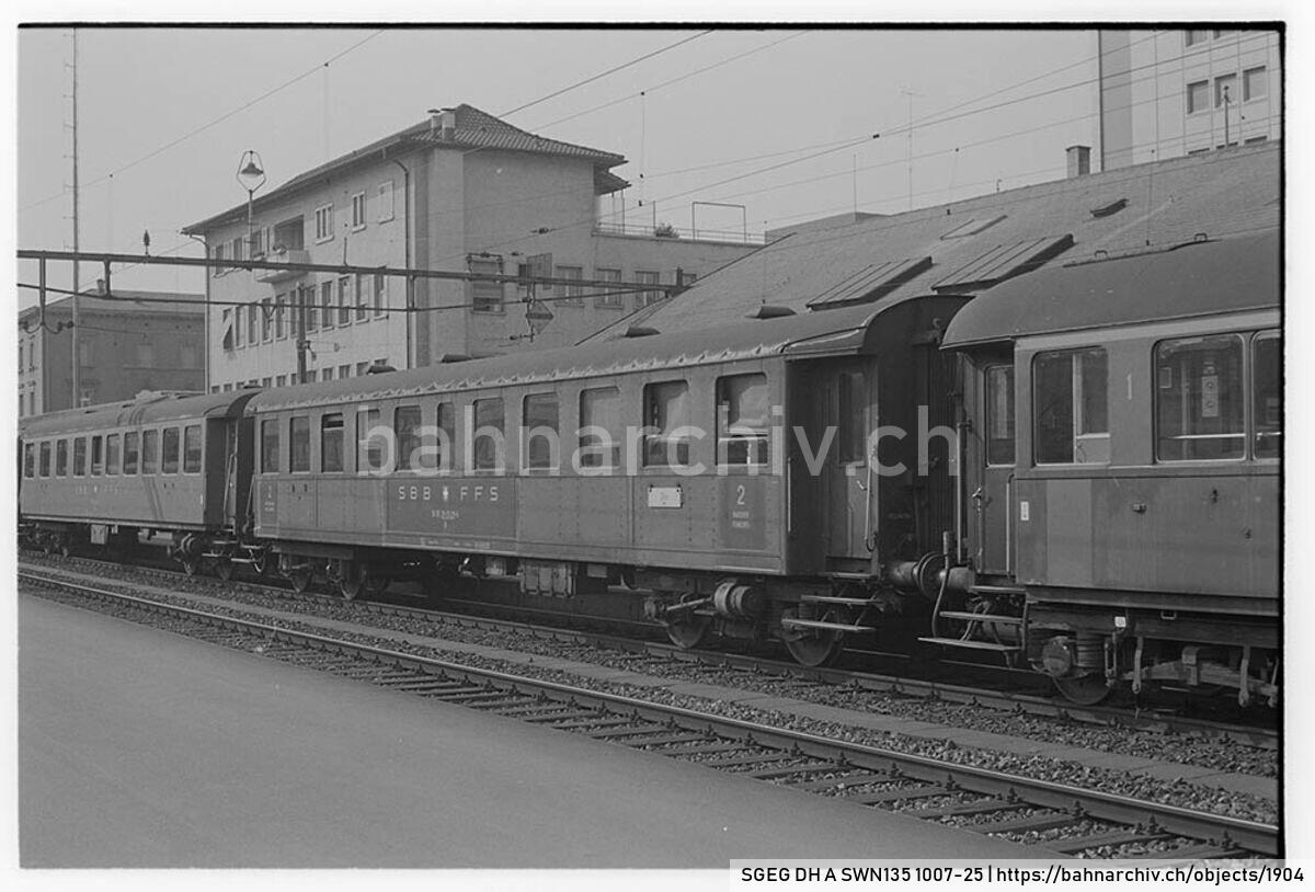 SGEG DH A SWN135 1007-25: Personenwagen B 50 85 20-03 219-6 der Schweizerischen Bundesbahnen (SBB) im Zugsverband in Aarau
